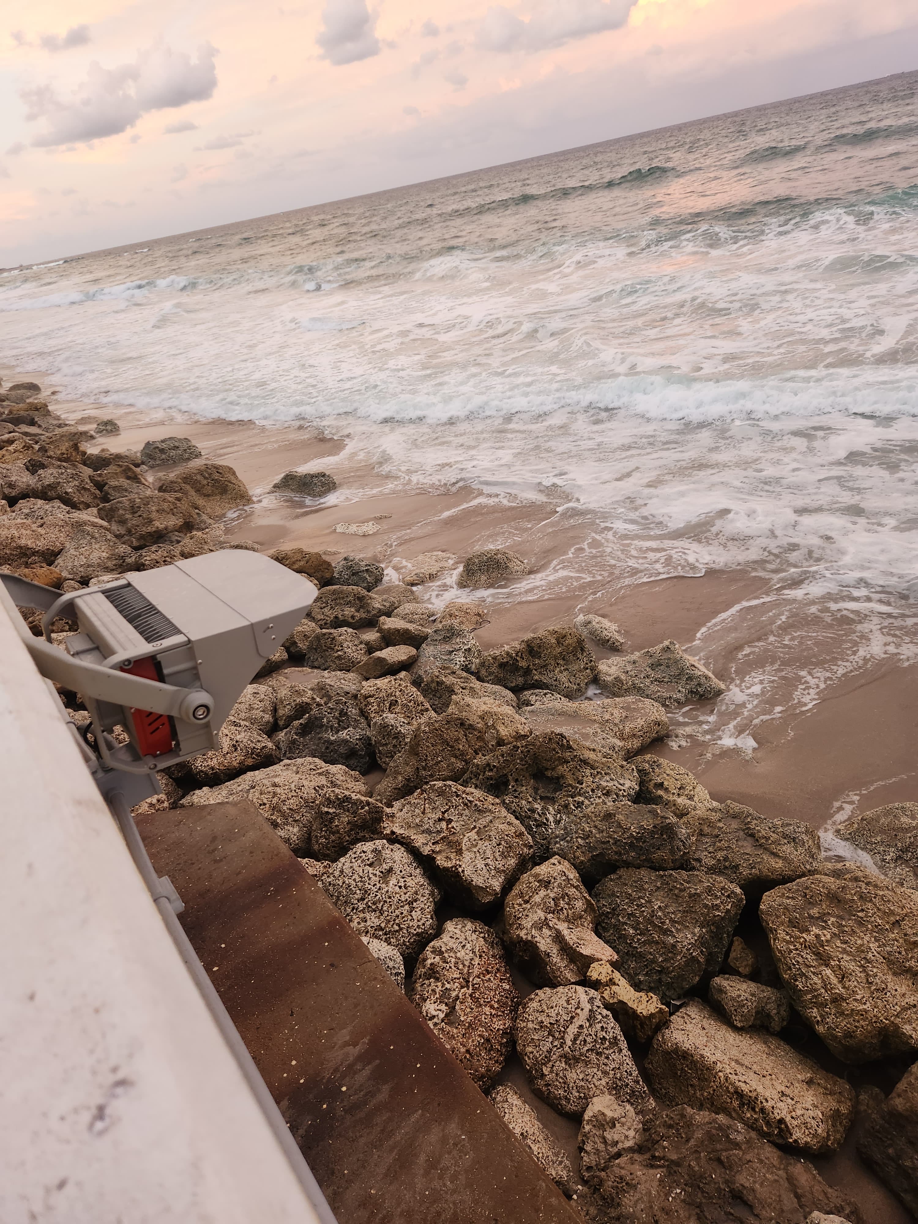 Outdoor seawall light fixture
